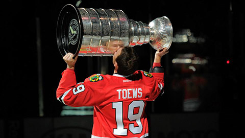 Kapitán Jonathan Toews před zápasem opět zvedl Stanley Cup nad hlavu