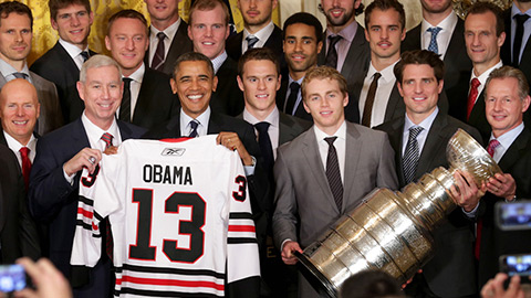 John McDonough (vlevo vedle prezidenta Obamy) po zisku Poháru v roce 2013