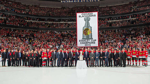 Klubová fotka s bannerem za výhru ve Stanley Cupu 2015