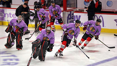 Hráči Blackhawks nastoupili na rozbruslení ve fialových dresech na podporu boje proti rakovině
