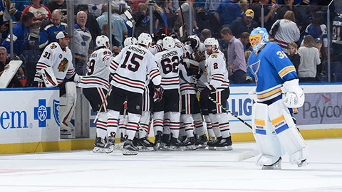 Hráči Blackhawks se radují z výhry (© Joe Puetz/NHLI via Getty Images)
