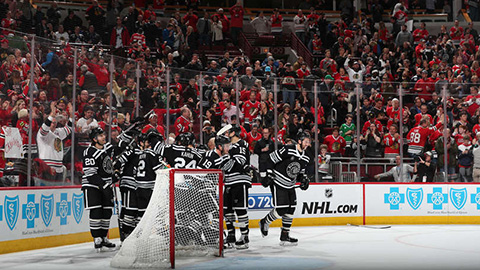 Blackhawks se radují po vítězném utkání (© Chase Agnello-Dean/NHLI via Getty Images)