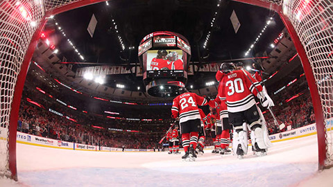 Hráči Blackhawks slaví výhru (© Bill Smith/NHLI via Getty Images)