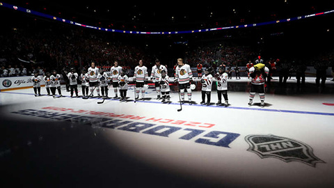 Hráči Blackhawks při zahájení zápasu (© Chase Agnello-Dean/NHLI via Getty Images)