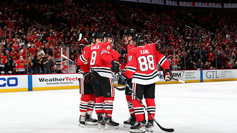 Hokejisté Blackhawks se radují z gólu (©  Chase Agnello-Dean/NHLI via Getty Images)