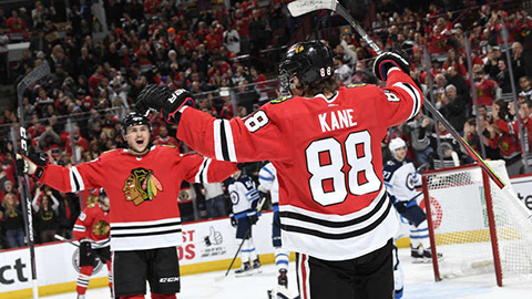 Patrick Kane slaví svůj 1000. bod v NHL (© Bill Smith/NHLI via Getty Images)
