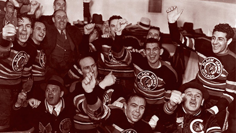 Hráči Blackhawks slaví zisk Stanley Cupu v roce 1938