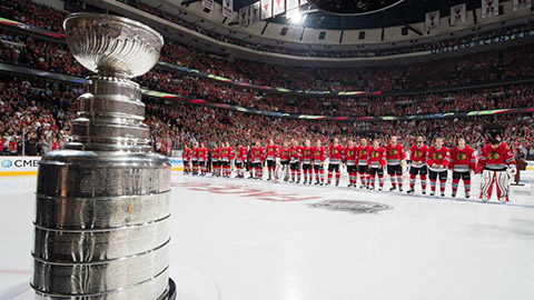 Stanley Cup a hráči Blackhawks při americké hymně