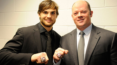Michael Frolík a Al MacIsaac s prsteny pro vítěze Stanley Cupu