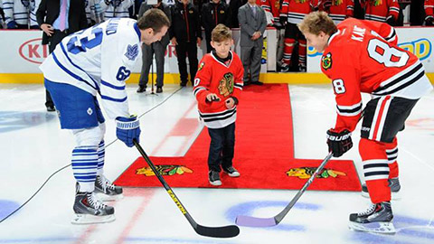 Patrick Kane a Dave Bolland na úvodním buly