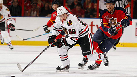 Patrick Kane před Krisem Versteegem