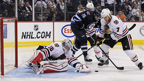 Andrew Ladd v souboji před brankou Blackhawks