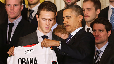 Kapitán Jonathan Toews předává prezidentu Obamovi bílý dres s číslem 13