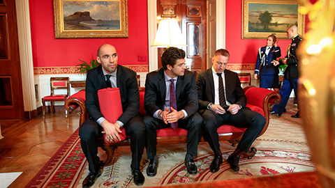 Michal Rozsíval, Brent Seabrook a Marián Hossa čekají v Bílém domě