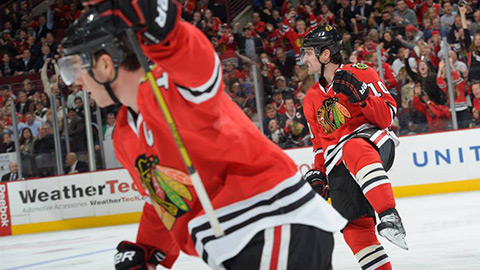 Jonathan Toews a Patrick Sharp se radují z gólu