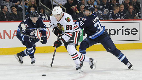 Patrick Kane proniká do obrany Jets