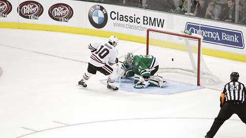 Patrick Sharp střílí gól při svém nájezdu