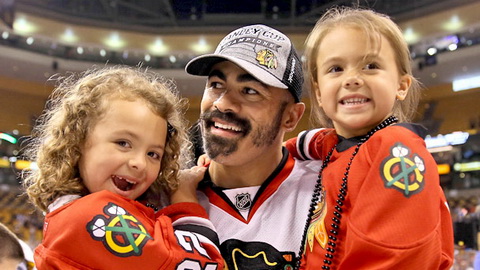 Jamal Mayers se svými dcerami po zisku Stanley Cupu