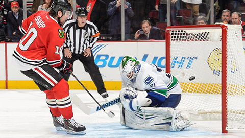 Patrick Sharp byl jediným střelcem Hawks v rozstřelu