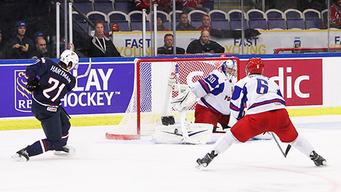 Ruský brankář Andrei Vasilevski chytá střelu Ryana Hartmana ve čtvrtfinále MSJ 2014