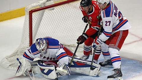 Jonathan Toews před brankou Rangers