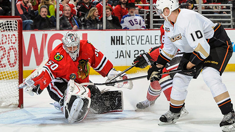 Corey Crawford v loňském duelu s Corey Perrym