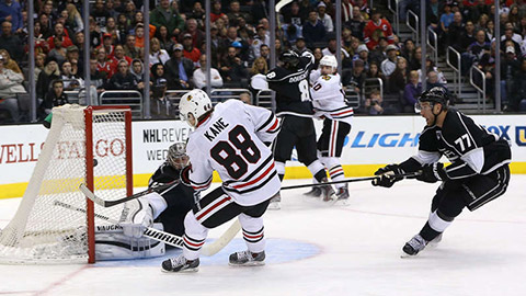 Patrick Kane proměňuje přihrávku Patricka Sharpa v pátý gól Blackhawks