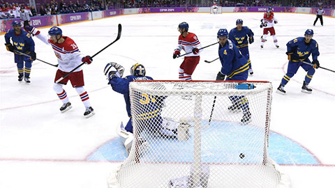 Johnny Oduya a Niklas Hjalmarsson na ledě při gólu Marka Židlického na 4:1