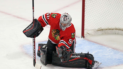 Corey Crawford při zákroku