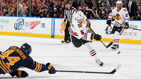 David Rundblad při svém debutu za Blackhawks v březnu 2014