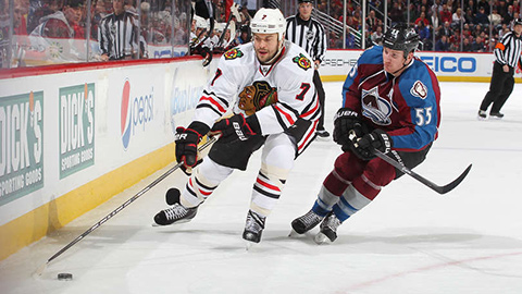 Brent Seabrook v souboji s Cody McLeodem