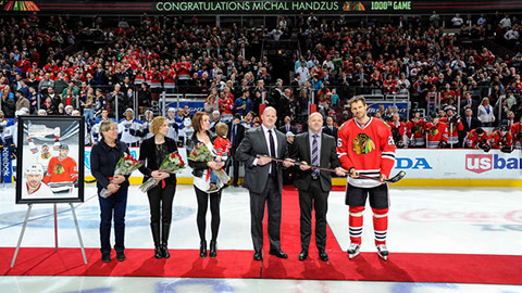 Michal Handzuš přebírá ocenění za 1000. zápas v NHL