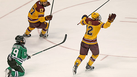 Justin Holl se raduje ze svého gólu v semifinále Frozen Four