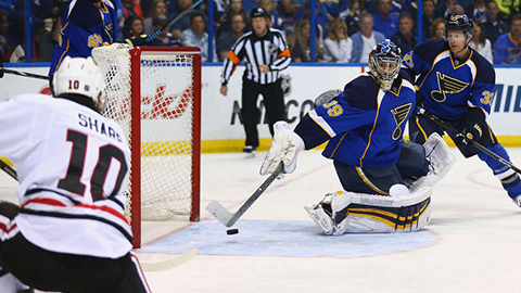 Patrick Sharp minul ve druhé třetině odkrytou branku Blues