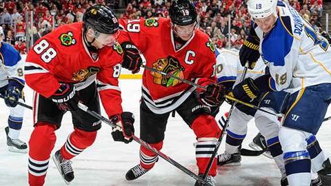 Patrick Kane a Jonathan Toews v souboji s Jayem Bouwmeesterem