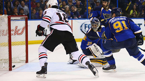 Patrick Sharp sleduje puk v brance při druhé trefě Blackhawks