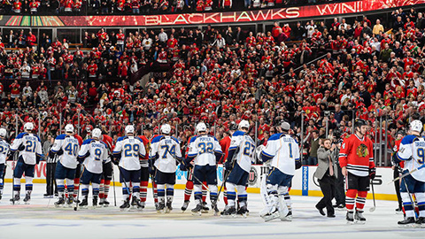 Hráči Blackhawks a Blues si podávají ruce