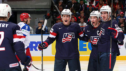 Kevin Hayes se raduje z gólu USA v utkání proti Rusku