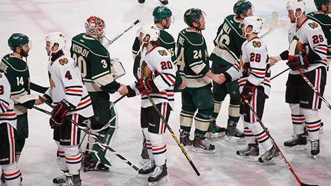 Hráči Blackhawks a Wild si podávají ruce