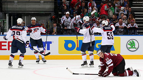 Kevin Hayes se raduje se spoluhráči z gólu Setha Jonese