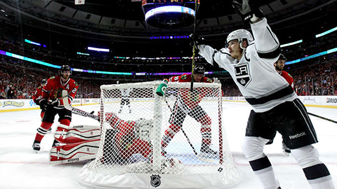 Dustin Brown se raduje z tref Mariána Gáboríka na 3:2