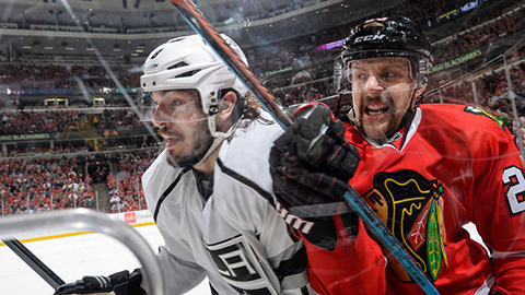 Kris Versteeg v souboji s Drew Doughtym