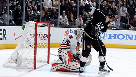 Corey Crawford při zákroku