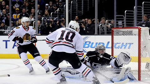 Jonathan Quick vytáhl střelu Patricka Sharpa na břevno