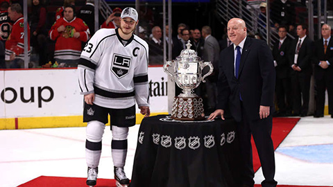 Dustin Brown s trofejí pro vítěze Západní konference