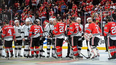 Hráči Kings a Blackhawks si podávají ruce