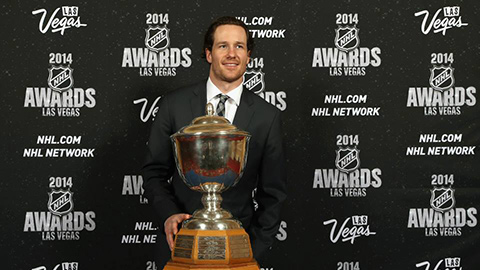 Duncan Keith s Norrisovou trofejí