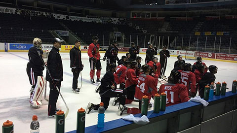 Naděje Blackhawks při pátečním tréninku v dějišti turnaje v Londonu