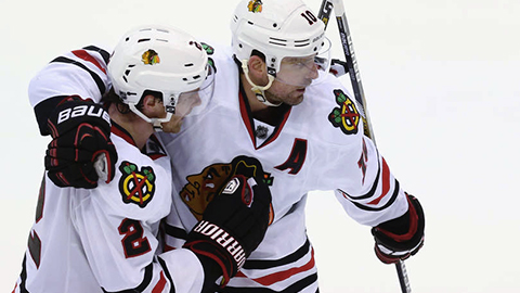 Patrick Sharp a Duncan Keith se radují z gólu na 2:2