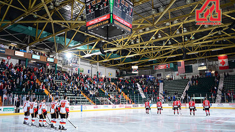 IceHogs a Flames před začátkem duelu (&copy; Andy Camp)